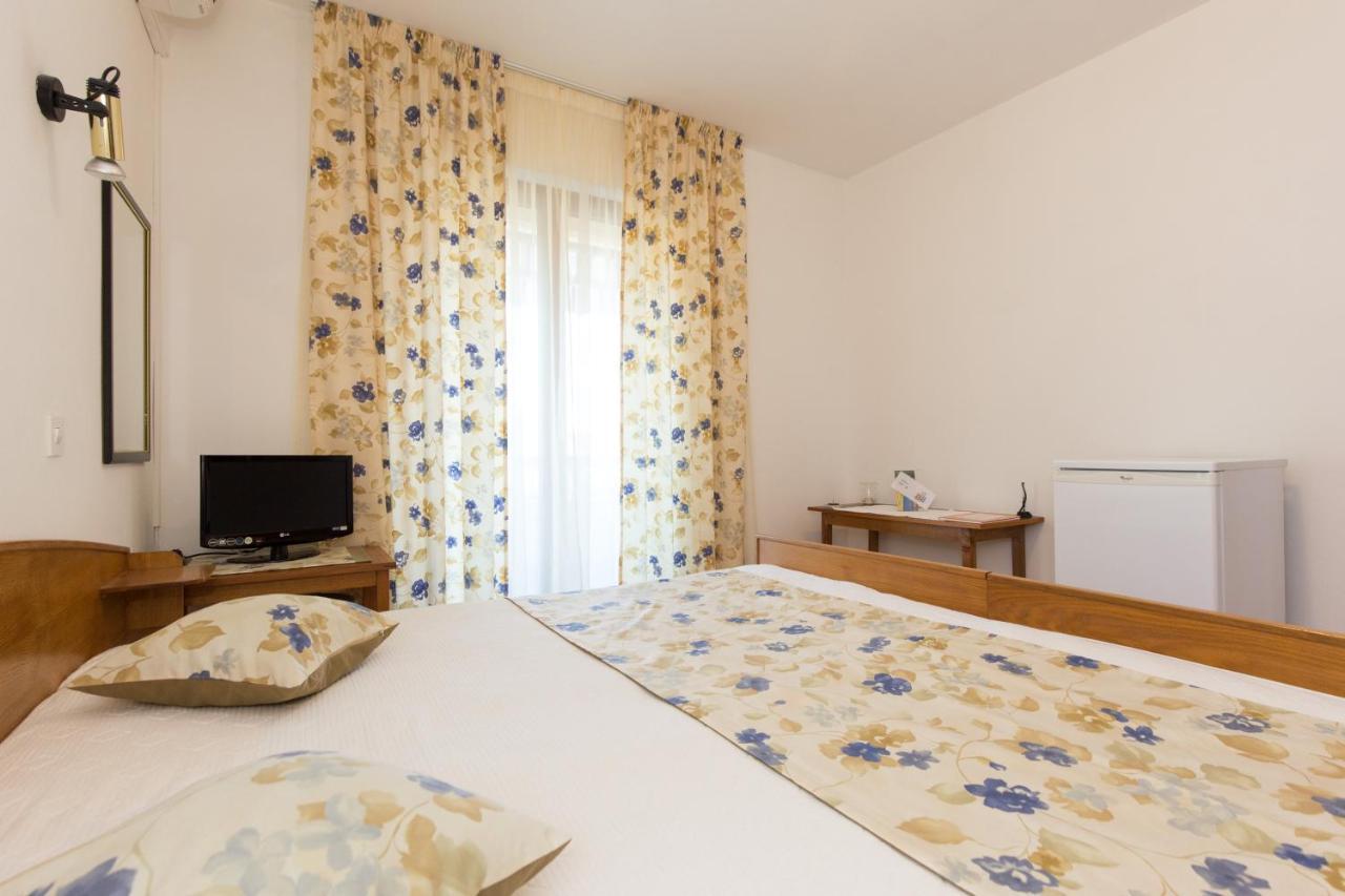 Apartment & Room Dinka, Krk Krk Town Exterior photo