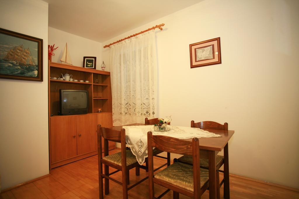 Apartment & Room Dinka, Krk Krk Town Exterior photo